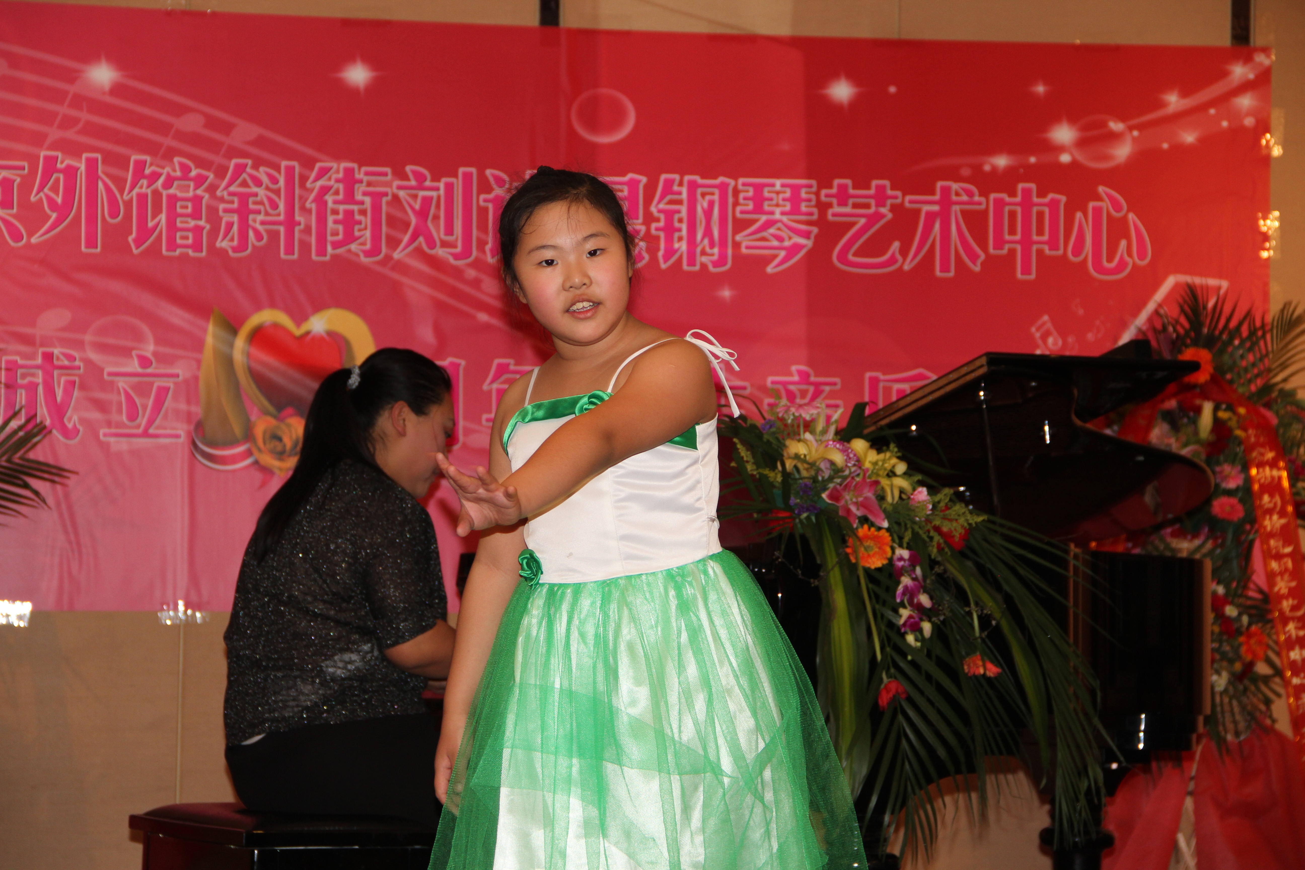 33 苏若桐，独唱：（嘎妞妞），荣获2012香港少年儿童钢琴大赛二级组一等奖.JPG
