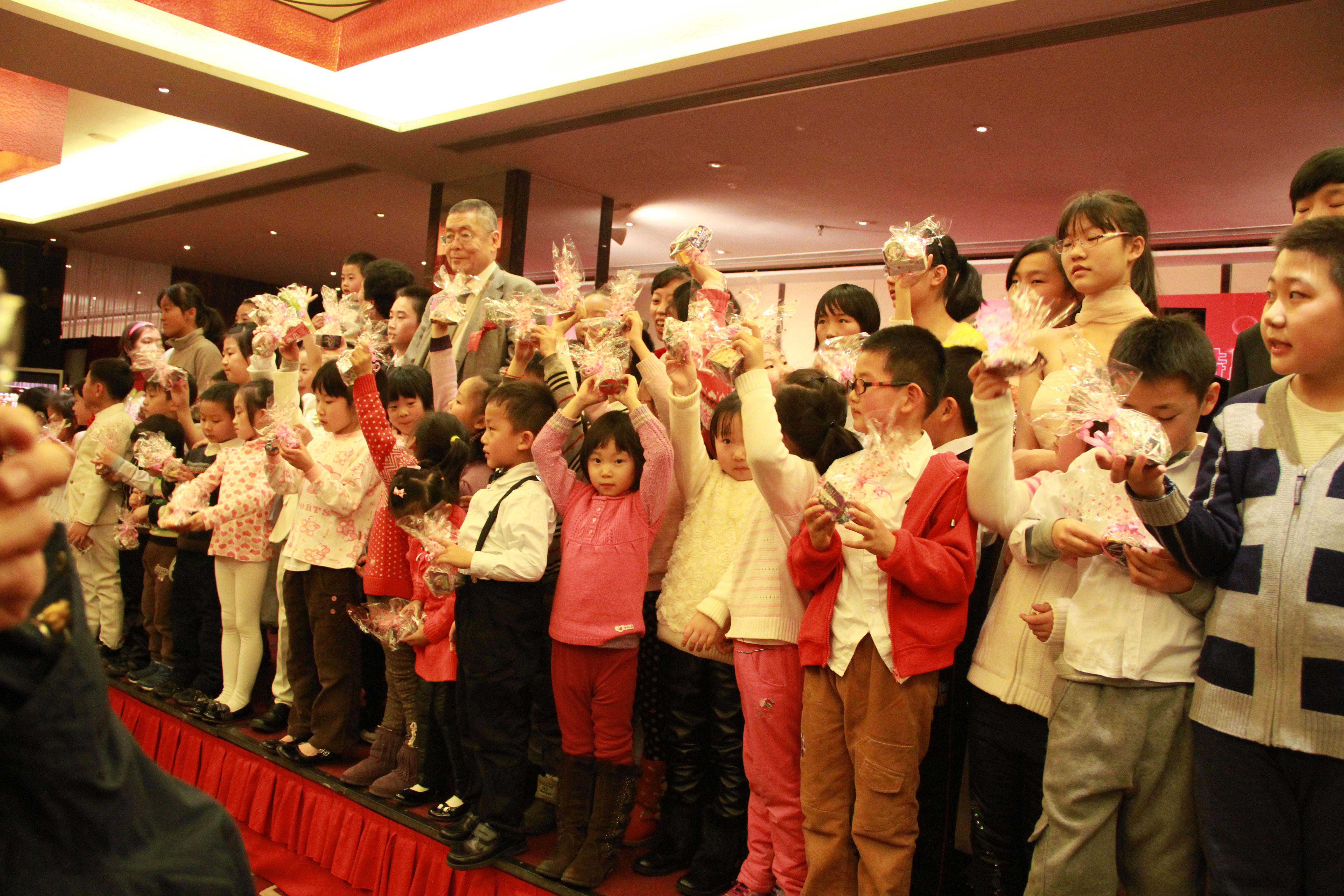 51 演出的学生合影留下美好时光。.JPG