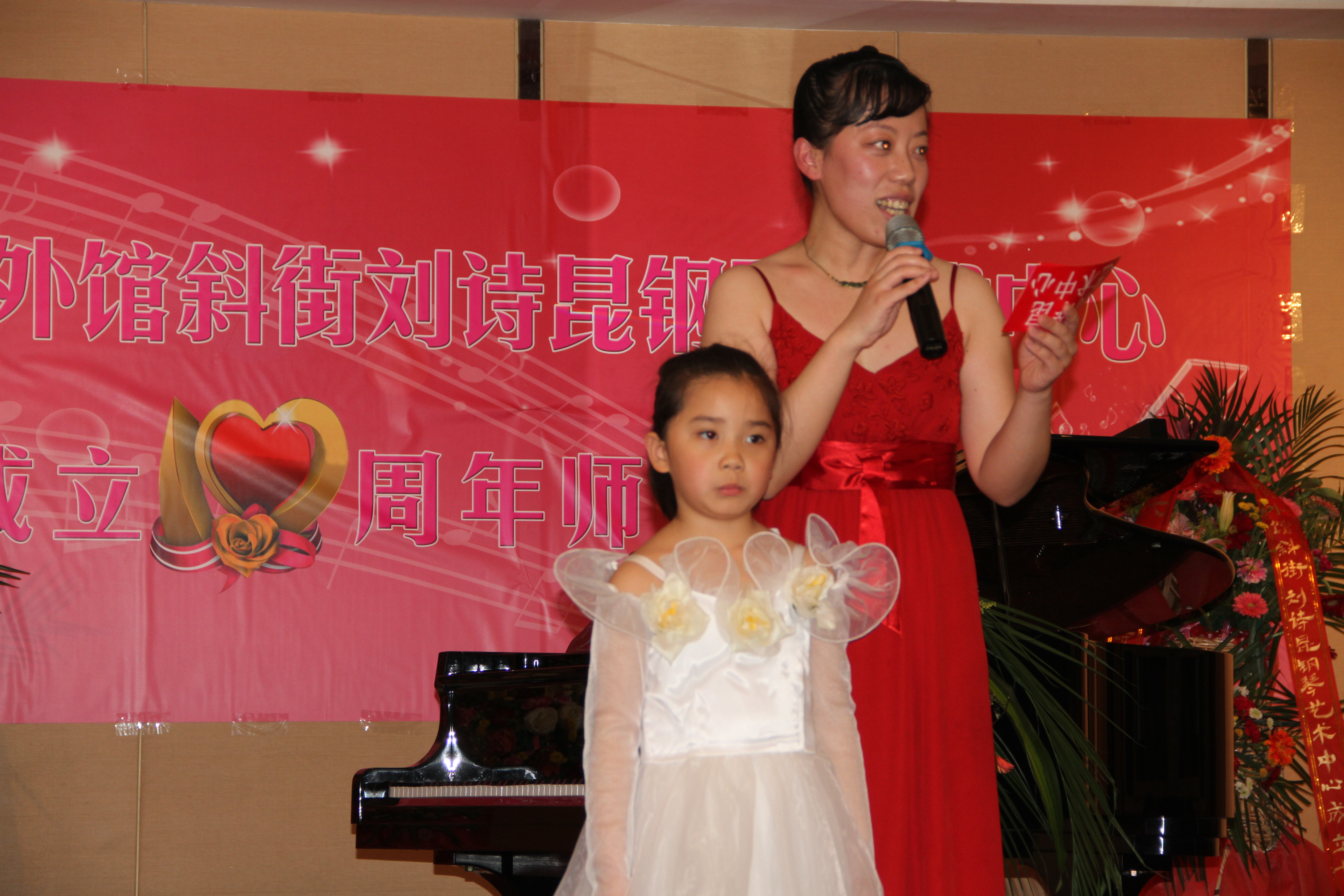 6 姚雨婷只有5岁半，荣获2012香港少年儿童钢琴大赛一级组一等奖并接受香港大公报记者的采访.JPG