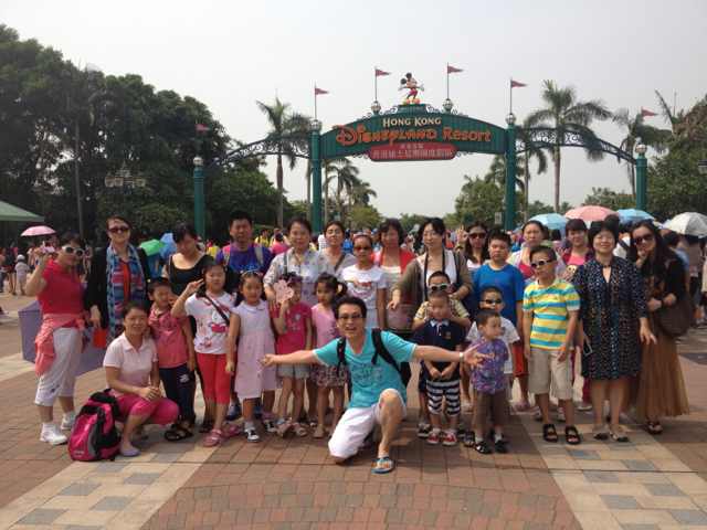 9迪斯尼乐园集体留念.jpg