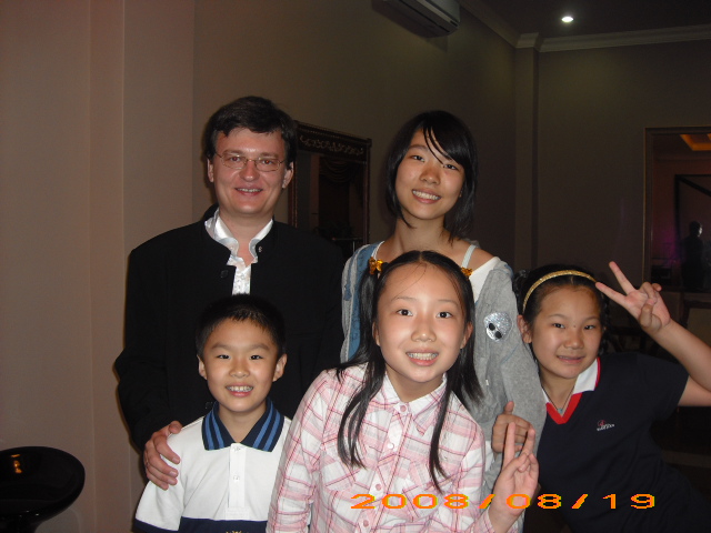 加巴拉钢琴比赛季军获得者与孩子们的合影，孩子们亲切地叫他小蟋蟀！.JPG