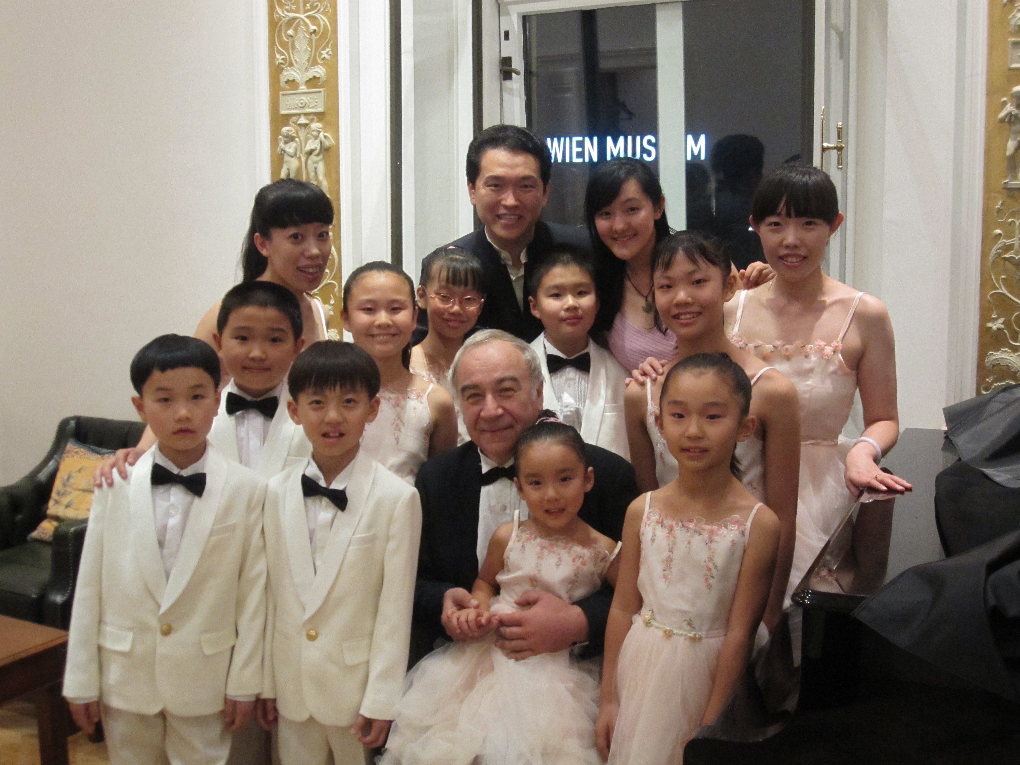 012演出结束后同著名的音乐大师维阿杜先生合影.JPG