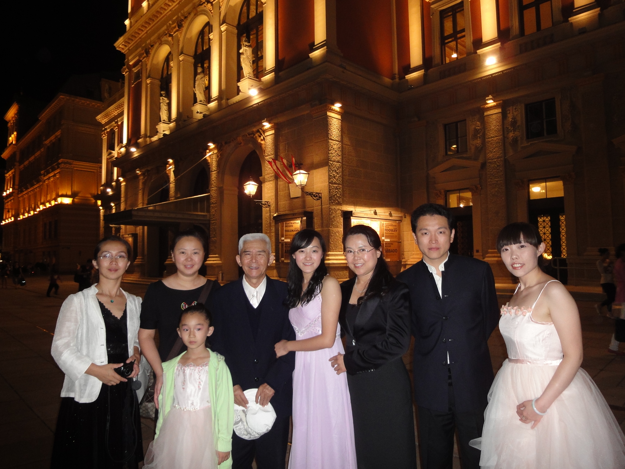 019演出结束在金色大厅门口合影.JPG