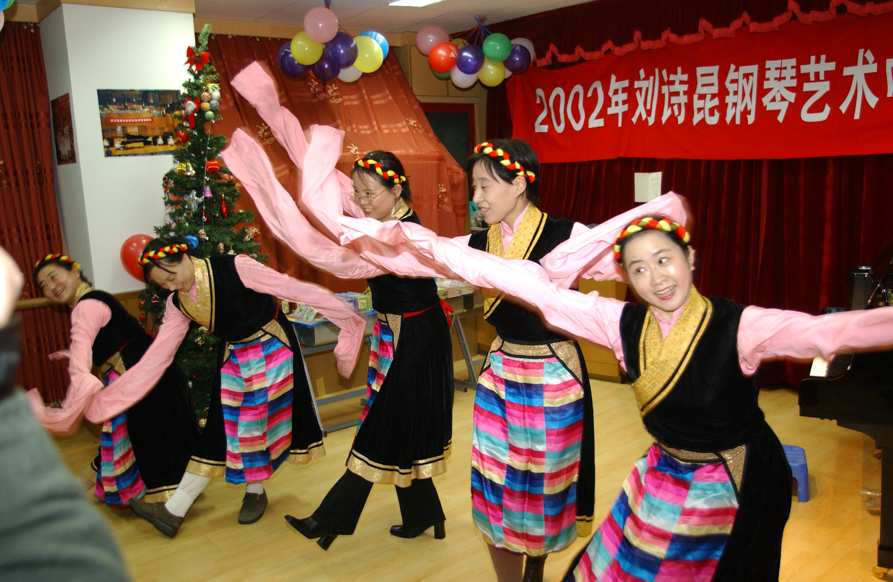 10 尊敬的老师表演少数民族舞蹈.JPG