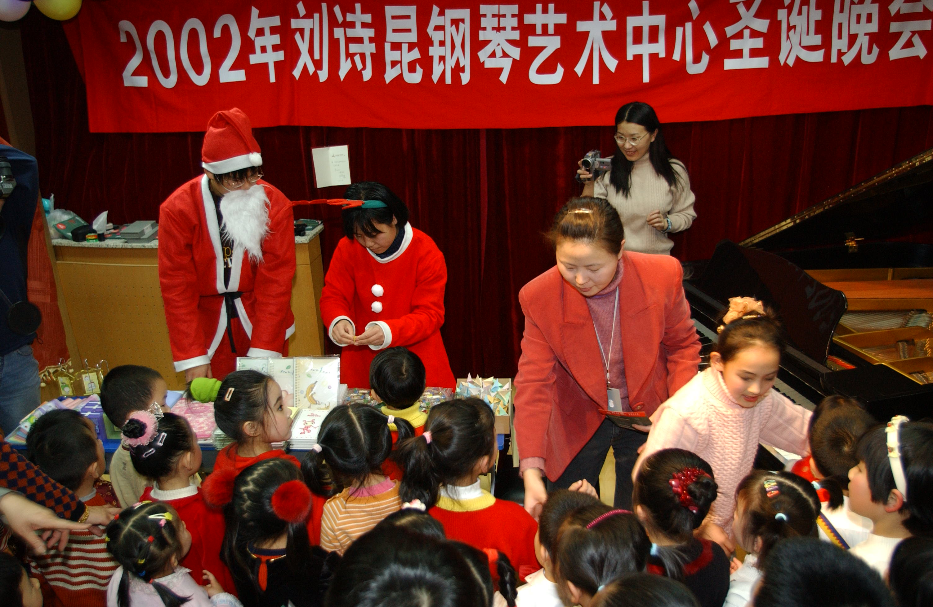 17演出之后每位琴童都得到了一份精美的礼物.JPG