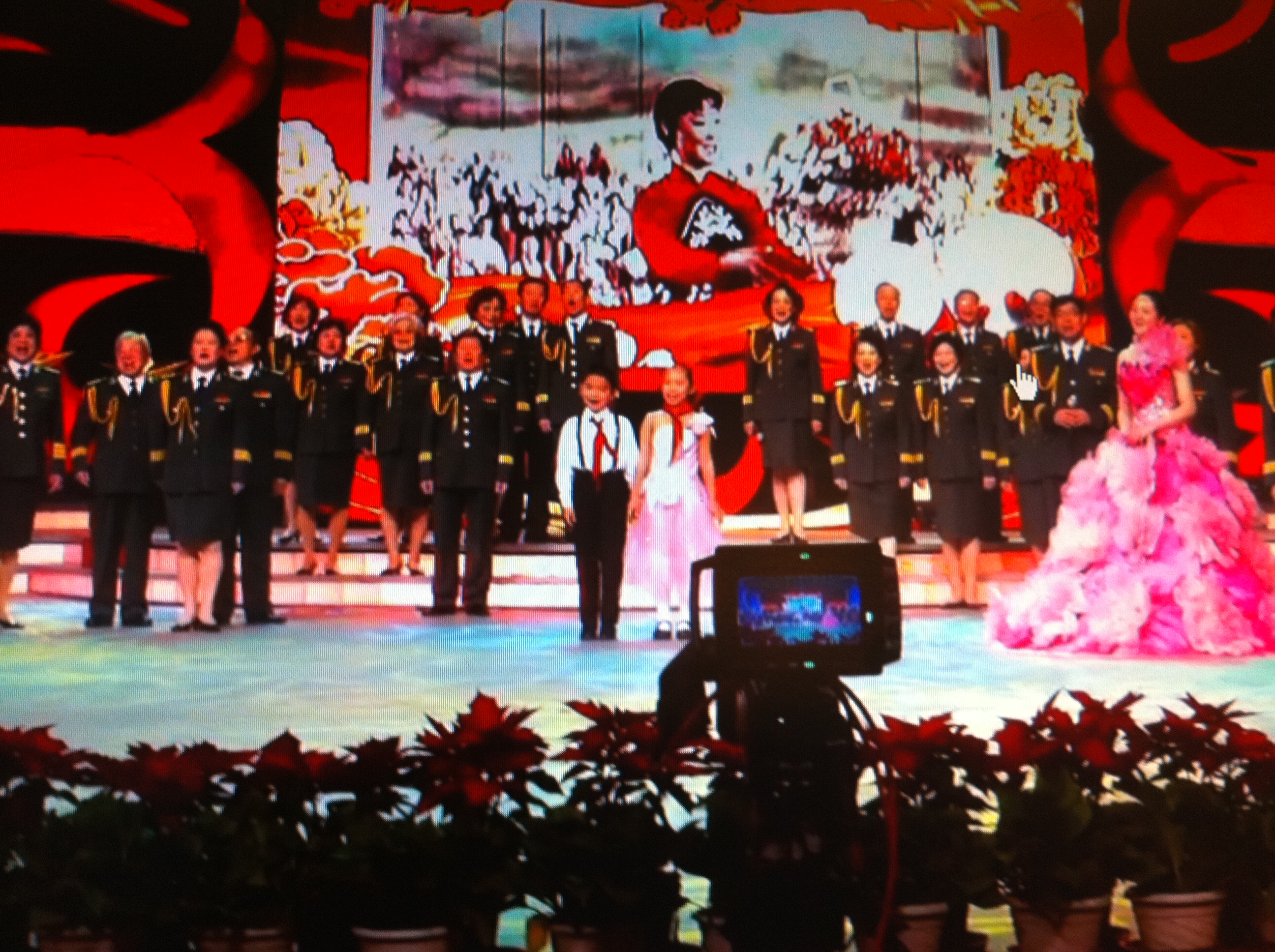 6中心学生与军区艺术家们同台演唱.jpg