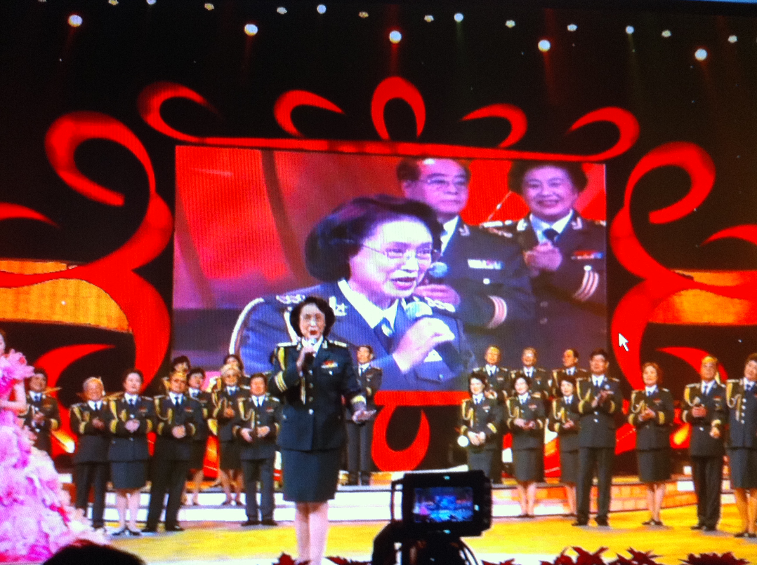8老艺术家在演唱.jpg