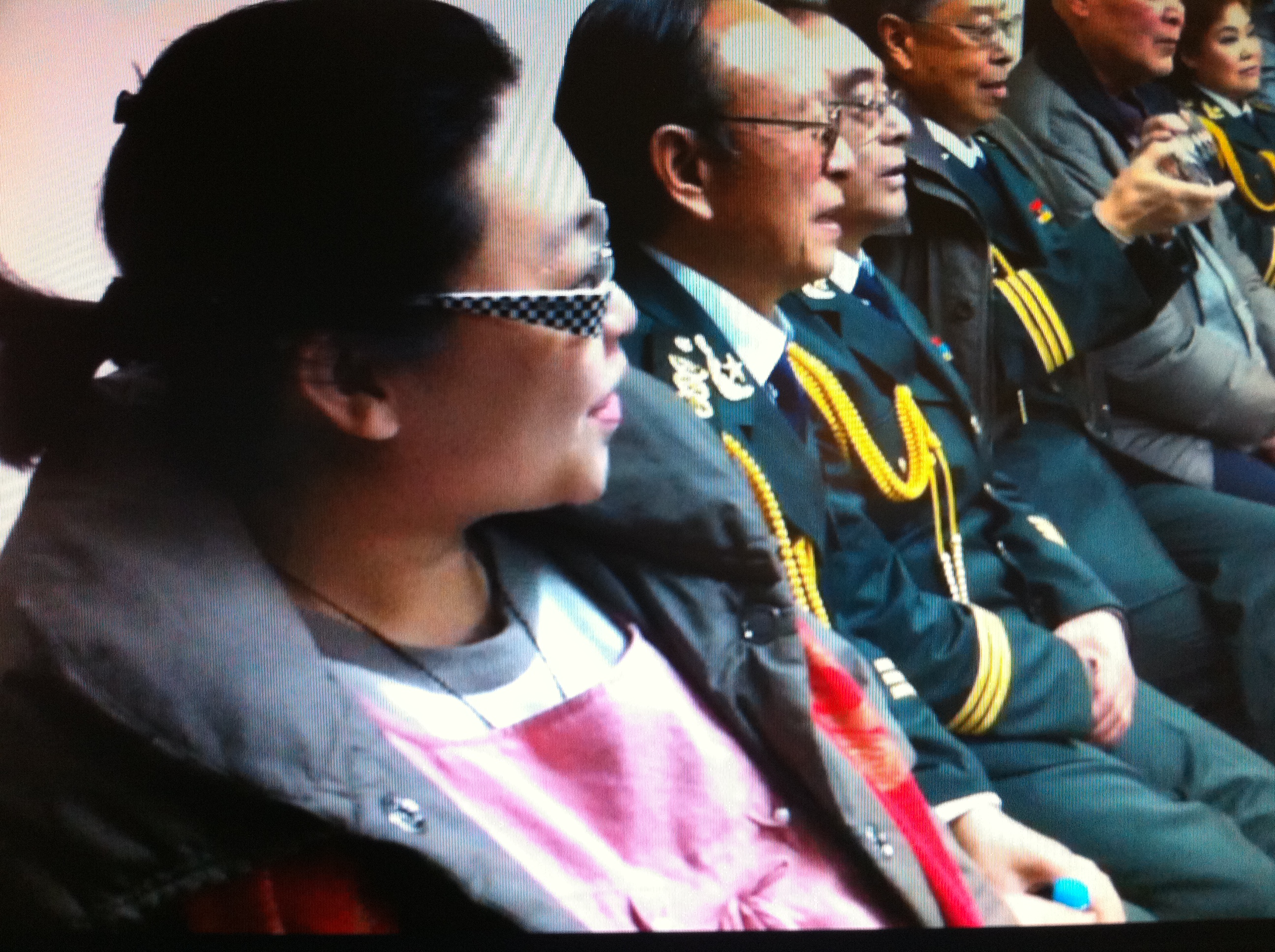 9中心合唱老师与老艺术家们在交流.jpg