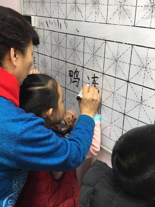 小书法家们在认真的书写练习 (5).jpg