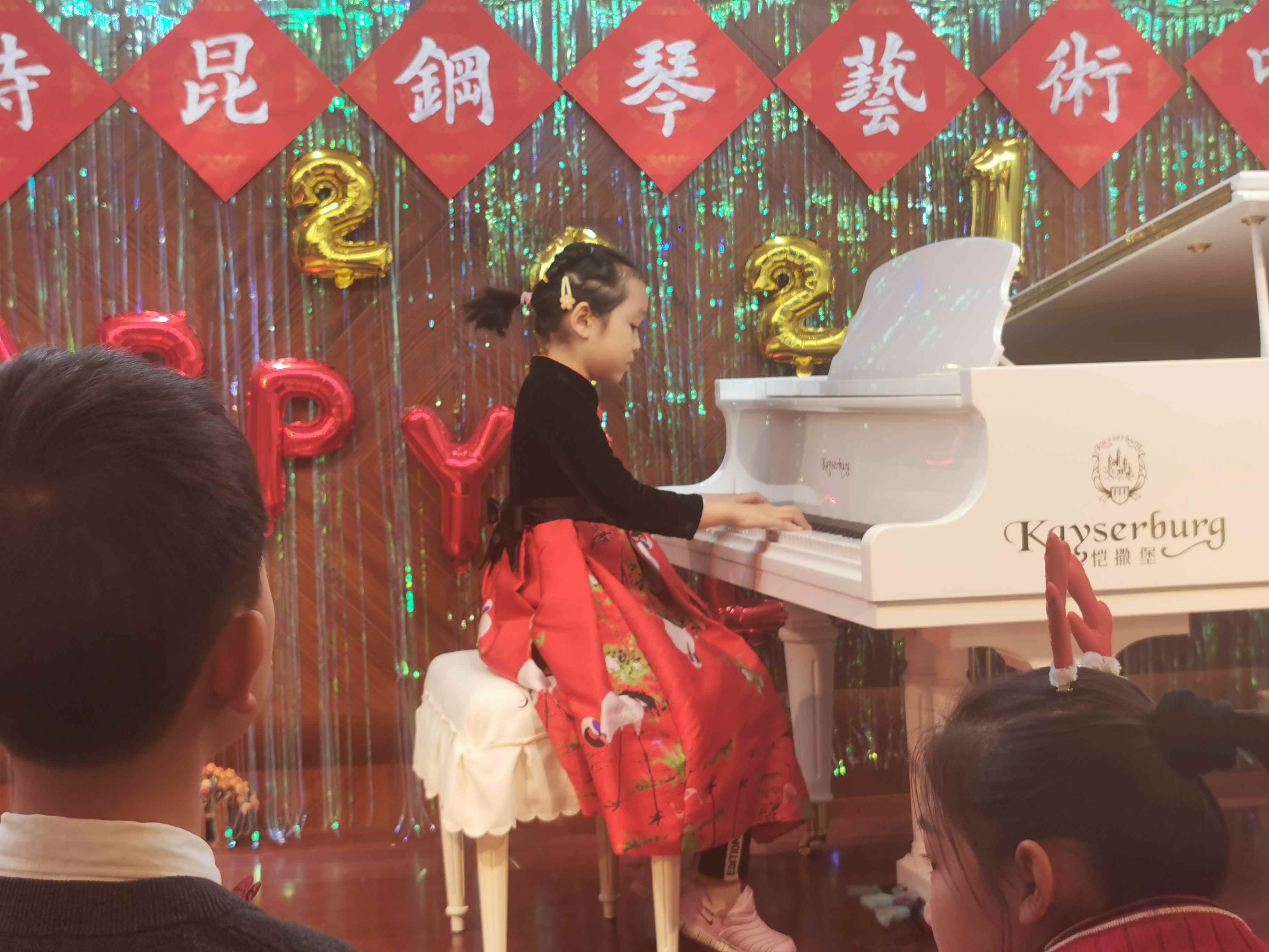 12.吴霈然在演奏.jpg