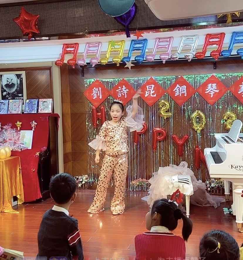 18.王彦婷在演唱.jpg